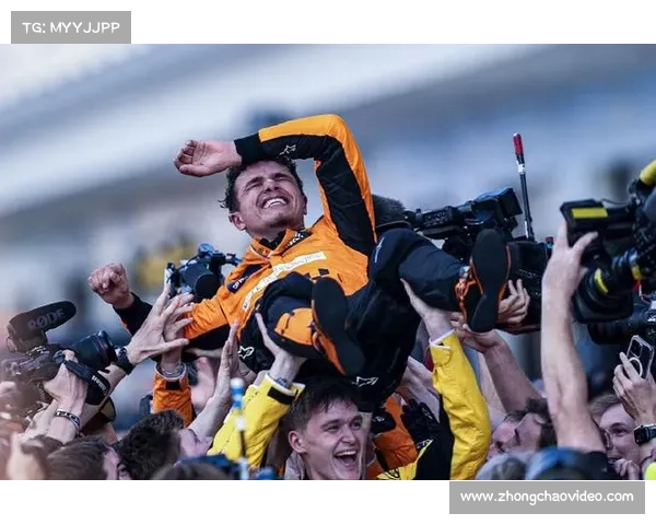 F1阿布扎比站赛后狂欢,诺里斯与粉丝互动庆祝生涯首冠